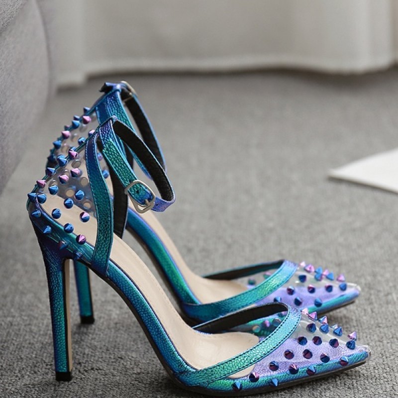 Schuhe mit Farbverlauf und Nieten