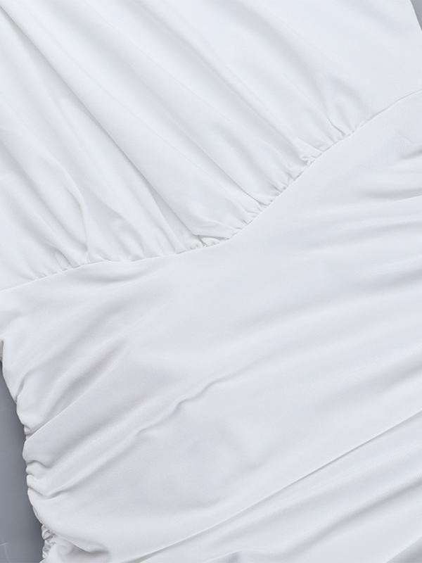 Vestido fruncido con flores en 3D de un hombro