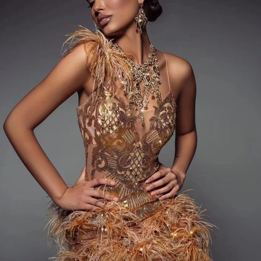 Vestido de plumas de lentejuelas