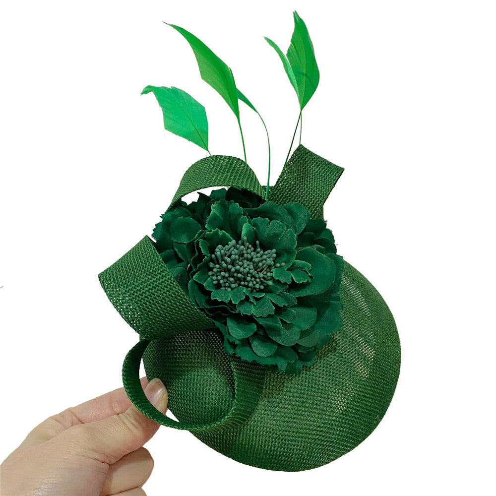 Fascinator-Hut mit Blumenfedern