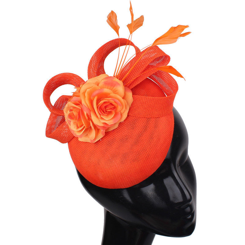 Fascinator-Hut mit Blumenfedern