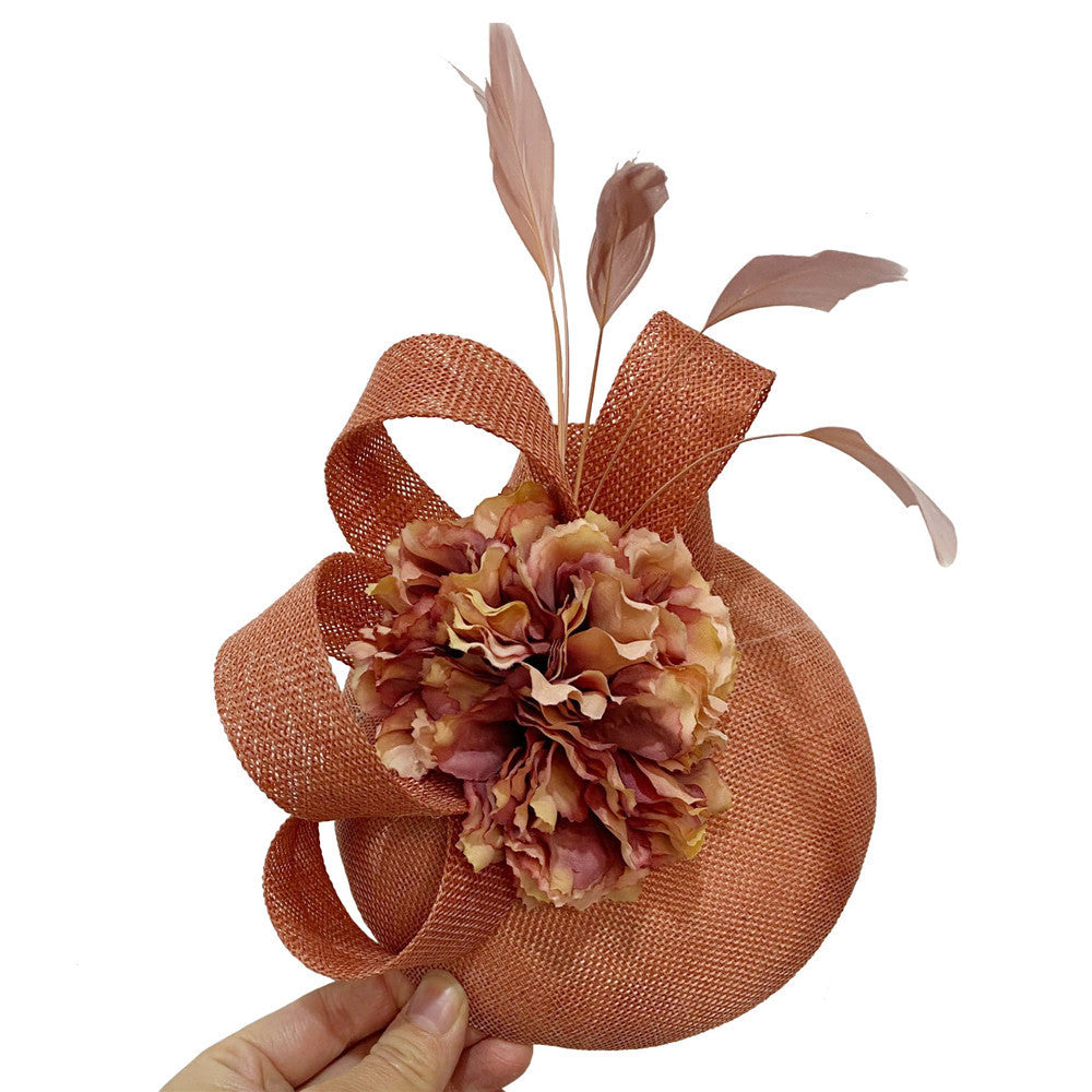 Fascinator-Hut mit Blumenfedern