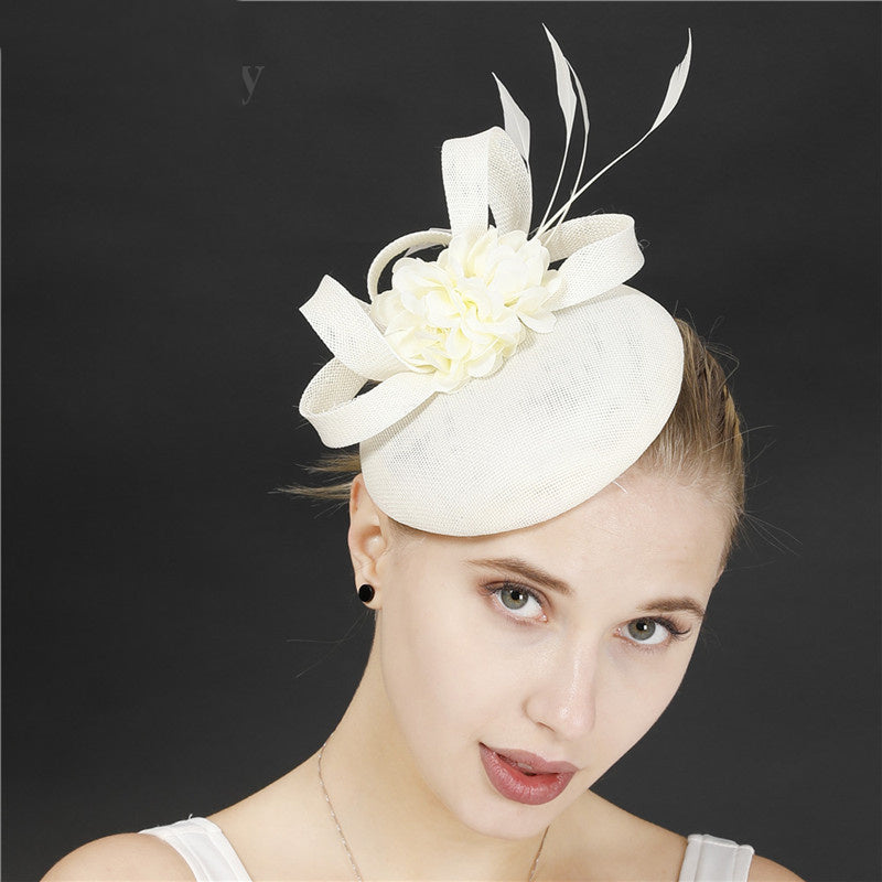 Fascinator-Hut mit Blumenfedern