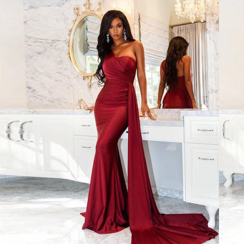 Maxikleid aus Satin mit One-Shoulder-Träger