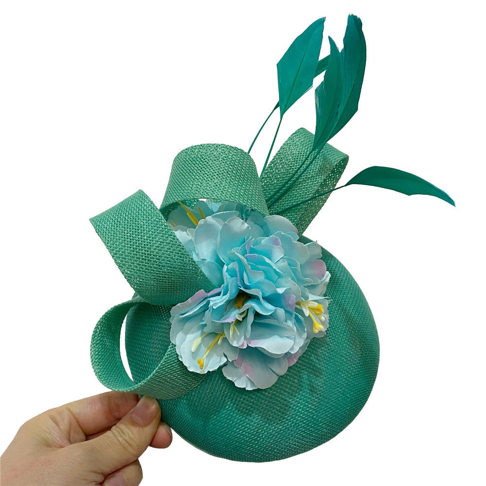 Fascinator-Hut mit Blumenfedern