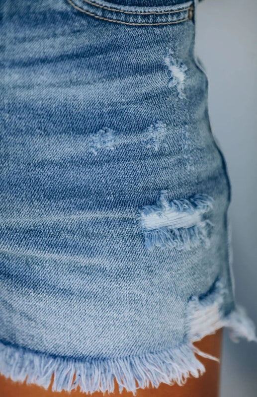 Jeansshorts mit unregelmäßigem Saum 