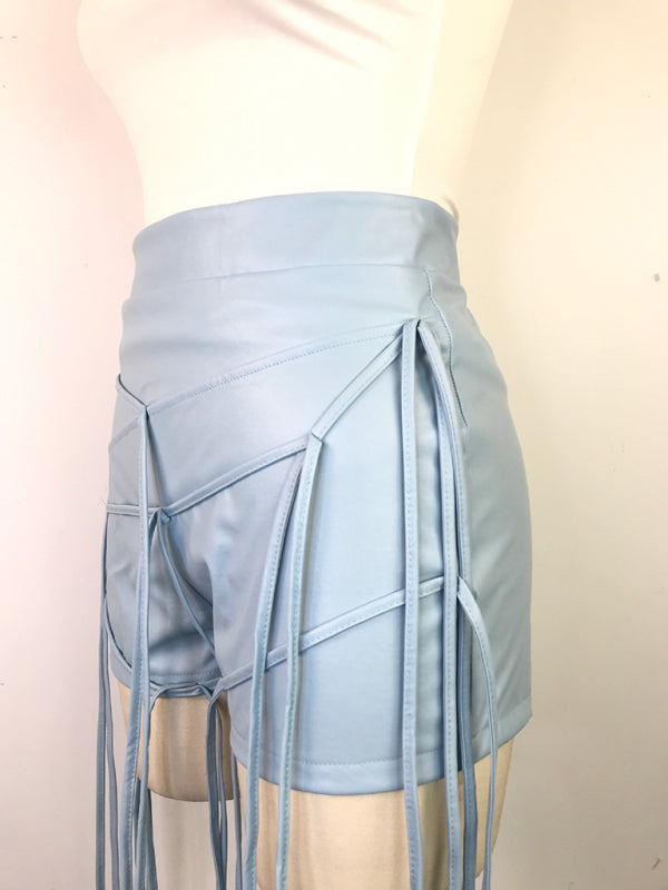 Shorts mit niedriger Taille und geflochtenem Seil aus PU-Leder 