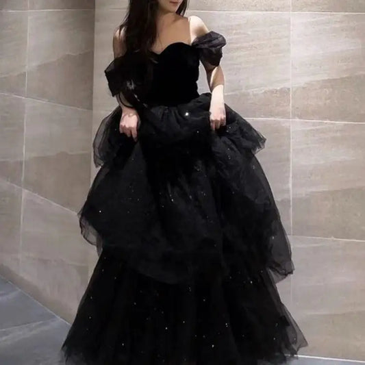 Luxuriöses schwarzes Abendkleid